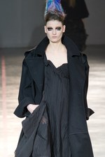 より大胆に、自らのタブーに挑んだヨウジヤマモト(Yohji Yamamoto) 2011-12年秋冬コレクション｜写真46