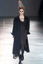 より大胆に、自らのタブーに挑んだヨウジヤマモト(Yohji Yamamoto) 2011-12年秋冬コレクション｜写真47