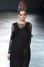 より大胆に、自らのタブーに挑んだヨウジヤマモト(Yohji Yamamoto) 2011-12年秋冬コレクション｜写真50