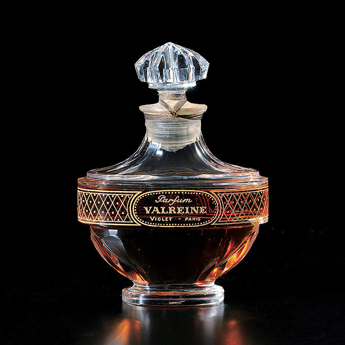 資生堂アートハウスで展覧会「香水瓶の世紀」 アール・ヌーヴォーから現代へ、約200点の香水が集結 | 写真