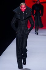 ファッションの聖戦に向かう美の戦士達 ヴィクター＆ロルフ(VIKTOR&ROLF)、2011-12年秋冬コレクション｜写真1