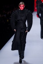 ファッションの聖戦に向かう美の戦士達 ヴィクター＆ロルフ(VIKTOR&ROLF)、2011-12年秋冬コレクション｜写真2