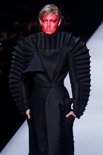 ファッションの聖戦に向かう美の戦士達 ヴィクター＆ロルフ(VIKTOR&ROLF)、2011-12年秋冬コレクション｜写真3