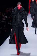 ファッションの聖戦に向かう美の戦士達 ヴィクター＆ロルフ(VIKTOR&ROLF)、2011-12年秋冬コレクション｜写真4