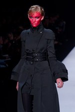 ファッションの聖戦に向かう美の戦士達 ヴィクター＆ロルフ(VIKTOR&ROLF)、2011-12年秋冬コレクション｜写真7