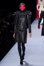 ファッションの聖戦に向かう美の戦士達 ヴィクター＆ロルフ(VIKTOR&ROLF)、2011-12年秋冬コレクション｜写真10