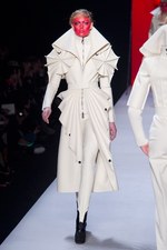 ファッションの聖戦に向かう美の戦士達 ヴィクター＆ロルフ(VIKTOR&ROLF)、2011-12年秋冬コレクション｜写真13