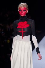 ファッションの聖戦に向かう美の戦士達 ヴィクター＆ロルフ(VIKTOR&ROLF)、2011-12年秋冬コレクション｜写真18