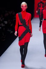 ファッションの聖戦に向かう美の戦士達 ヴィクター＆ロルフ(VIKTOR&ROLF)、2011-12年秋冬コレクション｜写真22