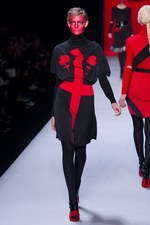 ファッションの聖戦に向かう美の戦士達 ヴィクター＆ロルフ(VIKTOR&ROLF)、2011-12年秋冬コレクション｜写真23