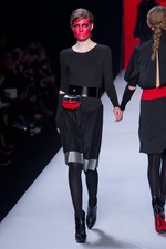 ファッションの聖戦に向かう美の戦士達 ヴィクター＆ロルフ(VIKTOR&ROLF)、2011-12年秋冬コレクション｜写真24