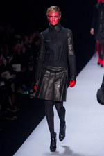 ファッションの聖戦に向かう美の戦士達 ヴィクター＆ロルフ(VIKTOR&ROLF)、2011-12年秋冬コレクション｜写真26