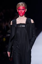 ファッションの聖戦に向かう美の戦士達 ヴィクター＆ロルフ(VIKTOR&ROLF)、2011-12年秋冬コレクション｜写真31