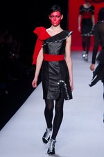 ファッションの聖戦に向かう美の戦士達 ヴィクター＆ロルフ(VIKTOR&ROLF)、2011-12年秋冬コレクション｜写真38