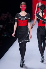 ファッションの聖戦に向かう美の戦士達 ヴィクター＆ロルフ(VIKTOR&ROLF)、2011-12年秋冬コレクション｜写真39