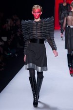 ファッションの聖戦に向かう美の戦士達 ヴィクター＆ロルフ(VIKTOR&ROLF)、2011-12年秋冬コレクション｜写真43