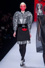 ファッションの聖戦に向かう美の戦士達 ヴィクター＆ロルフ(VIKTOR&ROLF)、2011-12年秋冬コレクション｜写真45