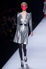 ファッションの聖戦に向かう美の戦士達 ヴィクター＆ロルフ(VIKTOR&ROLF)、2011-12年秋冬コレクション｜写真47