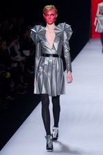 ファッションの聖戦に向かう美の戦士達 ヴィクター＆ロルフ(VIKTOR&ROLF)、2011-12年秋冬コレクション｜写真48