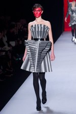 ファッションの聖戦に向かう美の戦士達 ヴィクター＆ロルフ(VIKTOR&ROLF)、2011-12年秋冬コレクション｜写真49