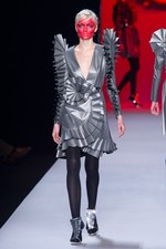 ファッションの聖戦に向かう美の戦士達 ヴィクター＆ロルフ(VIKTOR&ROLF)、2011-12年秋冬コレクション｜写真50