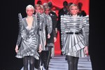 ファッションの聖戦に向かう美の戦士達 ヴィクター＆ロルフ(VIKTOR&ROLF)、2011-12年秋冬コレクション｜写真0