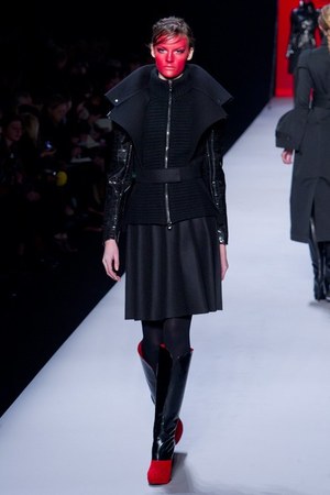 ファッションの聖戦に向かう美の戦士達 ヴィクター＆ロルフ(VIKTOR&ROLF)、2011-12年秋冬コレクション｜写真8