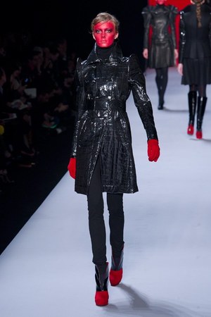 ファッションの聖戦に向かう美の戦士達 ヴィクター＆ロルフ(VIKTOR&ROLF)、2011-12年秋冬コレクション｜写真9
