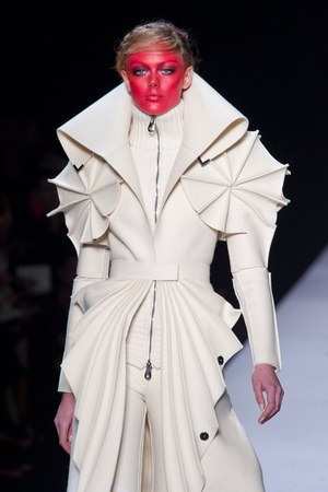 ファッションの聖戦に向かう美の戦士達 ヴィクター＆ロルフ(VIKTOR&ROLF)、2011-12年秋冬コレクション｜写真14
