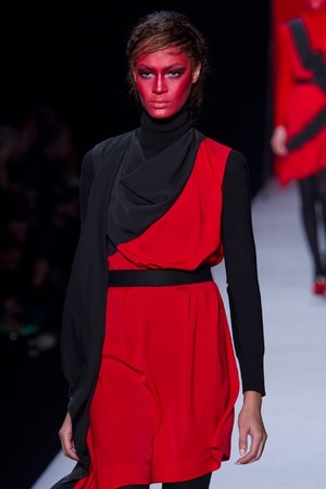 ファッションの聖戦に向かう美の戦士達 ヴィクター＆ロルフ(VIKTOR&ROLF)、2011-12年秋冬コレクション｜写真21