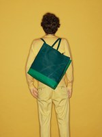 フライターグより2WAYトート発売 - 持ち手を肩にかけたままバックパックに早変わり｜写真11