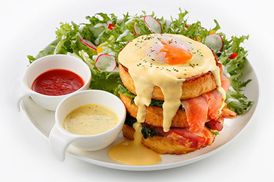 ダックワーズ｜アイボリッシュより驚きの新メニュー「タワーエッグベネディクト」サーモン＆ベーコンを贅沢にサンド