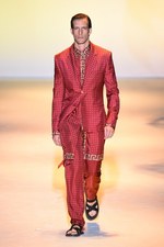 ヴェルサーチ 2016年春夏メンズコレクション - ハードボイルドな男たちの協奏曲｜写真2