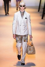 ヴェルサーチ 2016年春夏メンズコレクション - ハードボイルドな男たちの協奏曲｜写真15