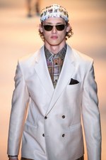 ヴェルサーチ 2016年春夏メンズコレクション - ハードボイルドな男たちの協奏曲｜写真16