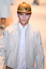 ヴェルサーチ 2016年春夏メンズコレクション - ハードボイルドな男たちの協奏曲｜写真29