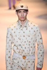 ヴェルサーチ 2016年春夏メンズコレクション - ハードボイルドな男たちの協奏曲｜写真31