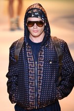 ヴェルサーチ 2016年春夏メンズコレクション - ハードボイルドな男たちの協奏曲｜写真60