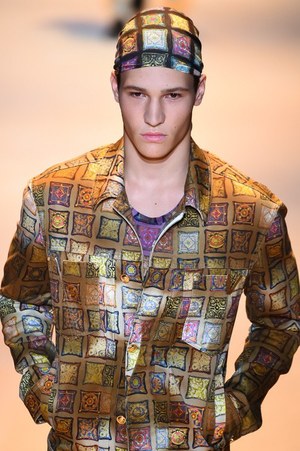 ヴェルサーチ 2016年春夏メンズコレクション - ハードボイルドな男たちの協奏曲｜写真23