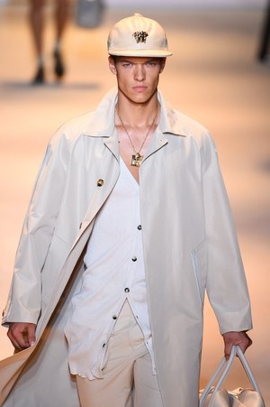 ヴェルサーチ 2016年春夏メンズコレクション - ハードボイルドな男たちの協奏曲｜写真27