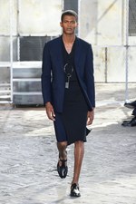 ジバンシィ バイ リカルド ティッシ 2016年春夏メンズコレクション - 縦縞なストリート・モード｜写真1