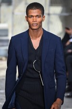 ジバンシィ バイ リカルド ティッシ 2016年春夏メンズコレクション - 縦縞なストリート・モード｜写真2