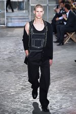 ジバンシィ バイ リカルド ティッシ 2016年春夏メンズコレクション - 縦縞なストリート・モード｜写真107