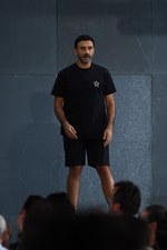 ジバンシィ バイ リカルド ティッシ 2016年春夏メンズコレクション - 縦縞なストリート・モード｜写真119