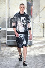 ジバンシィ バイ リカルド ティッシ 2016年春夏メンズコレクション - 縦縞なストリート・モード｜写真12