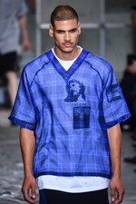 ジバンシィ バイ リカルド ティッシ 2016年春夏メンズコレクション - 縦縞なストリート・モード｜写真41