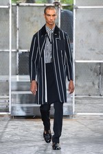 ジバンシィ バイ リカルド ティッシ 2016年春夏メンズコレクション - 縦縞なストリート・モード｜写真77