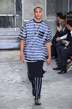 ジバンシィ バイ リカルド ティッシ 2016年春夏メンズコレクション - 縦縞なストリート・モード｜写真79