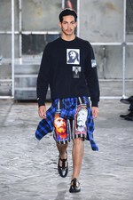 ジバンシィ バイ リカルド ティッシ 2016年春夏メンズコレクション - 縦縞なストリート・モード｜写真84