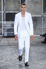 ジバンシィ バイ リカルド ティッシ 2016年春夏メンズコレクション - 縦縞なストリート・モード｜写真96